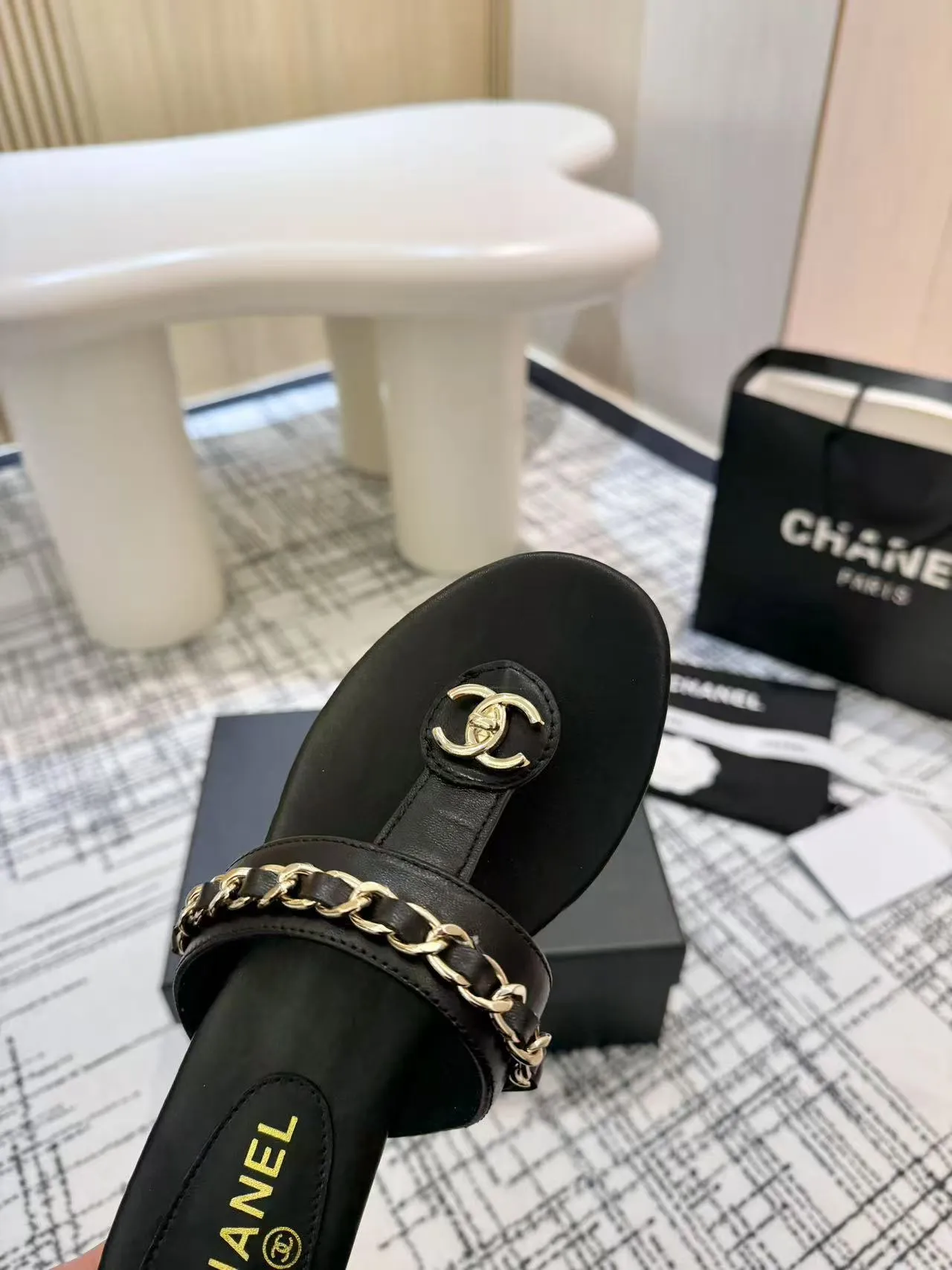 👟👟Ex-factory price 480👟👟 Top version Chanel Chanel - 2025 spring model, counter top double C sandals, this classic design; the extraordinary double C incorporates a variety of color elements... The diversified mix and match is very beautiful and versatile, very light on the foot, comfortable, super delicate and elegant, and can be used outdoors... ꫛꫀꪝ Go➫ Material: ❶Upper made of: Original imported sheepskin ❷Inner lining: Original sheepskin lining ❸Outsole based on: Original Italian genuine leather outsole Counter boutique packaging complete set for women 35–40 (customized for 41) 3 colors available (black, white, apricot)